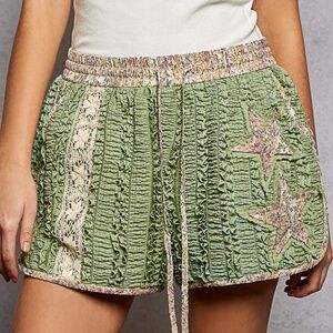 📦 POL  “ Tricia 6 “  POL Lace Shorts with Floral Patch Detail 58A